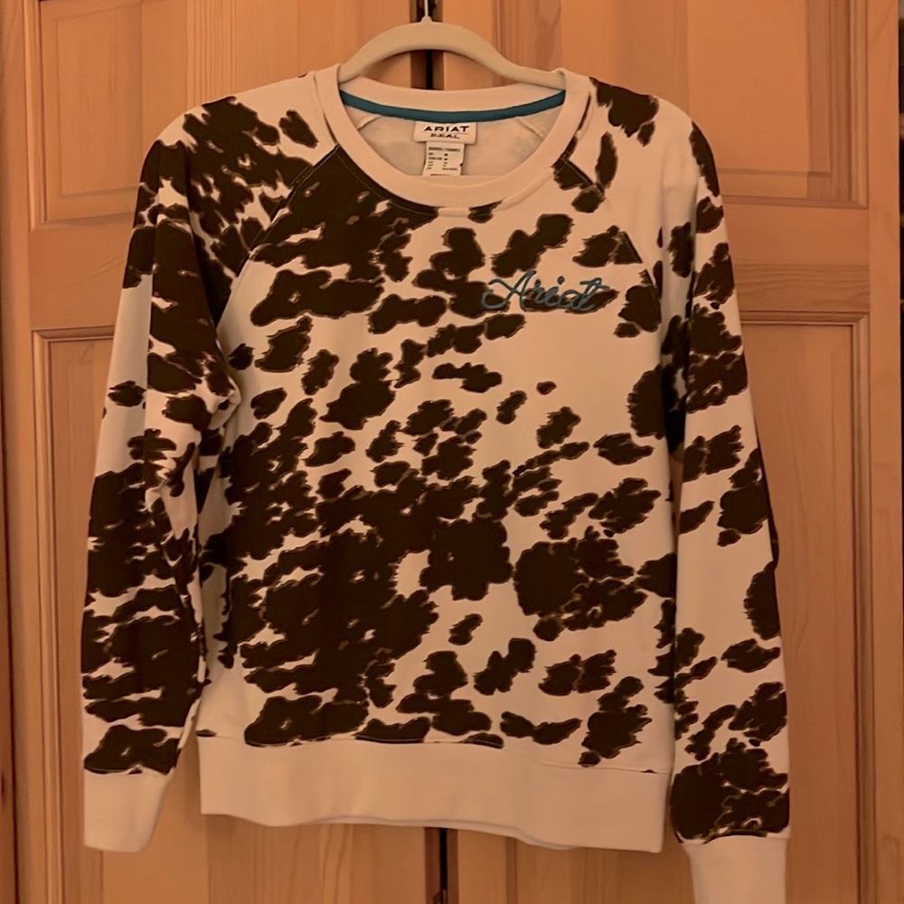 Like new, Women’s Ariat cowprint crewneck SZ M